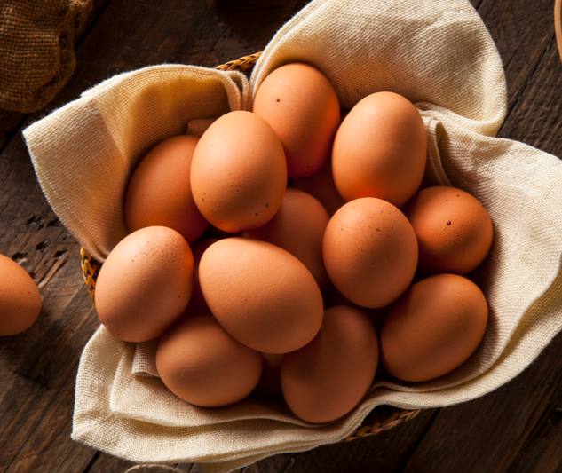 Dlaczego nie należy spożywać surowych jajek?